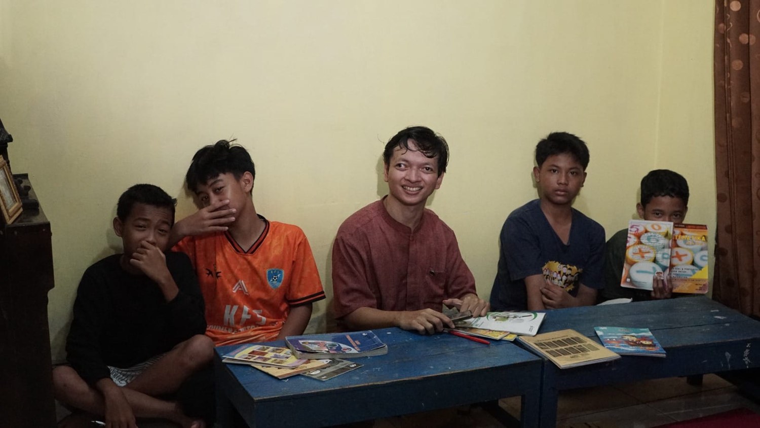 Siswa mengikuti bimbingan belajar