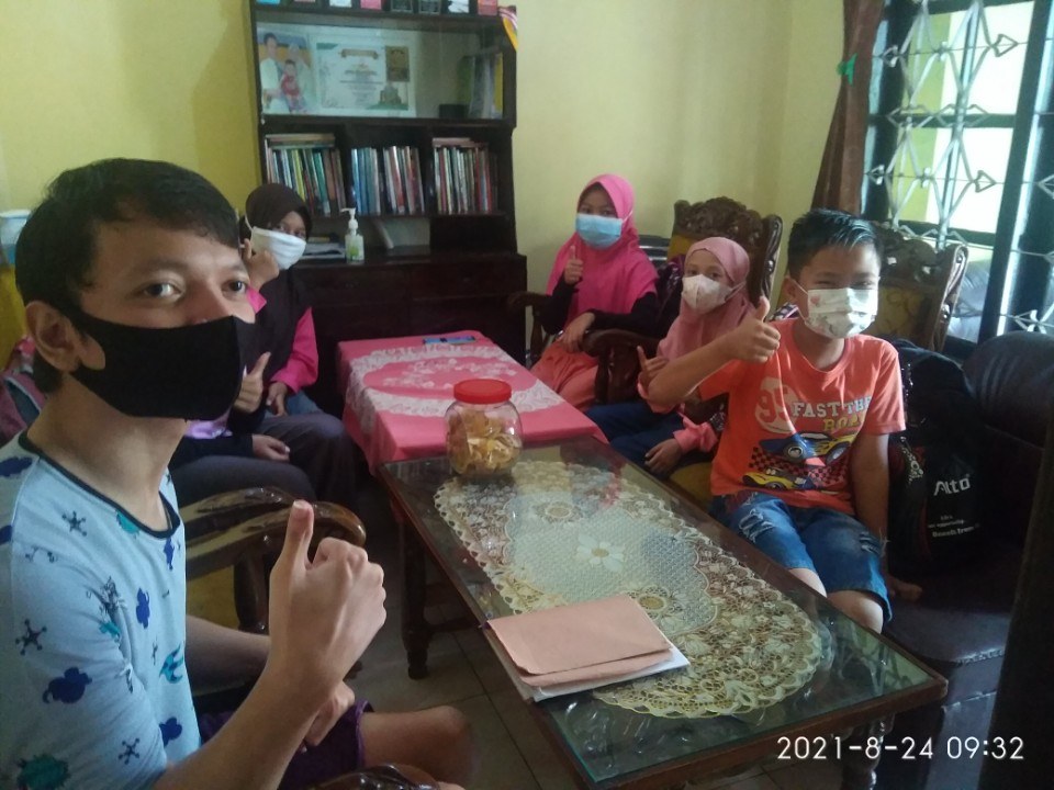 Siswa belajar bersama dalam kegiatan bimbingan belajar Apri Kuncoro